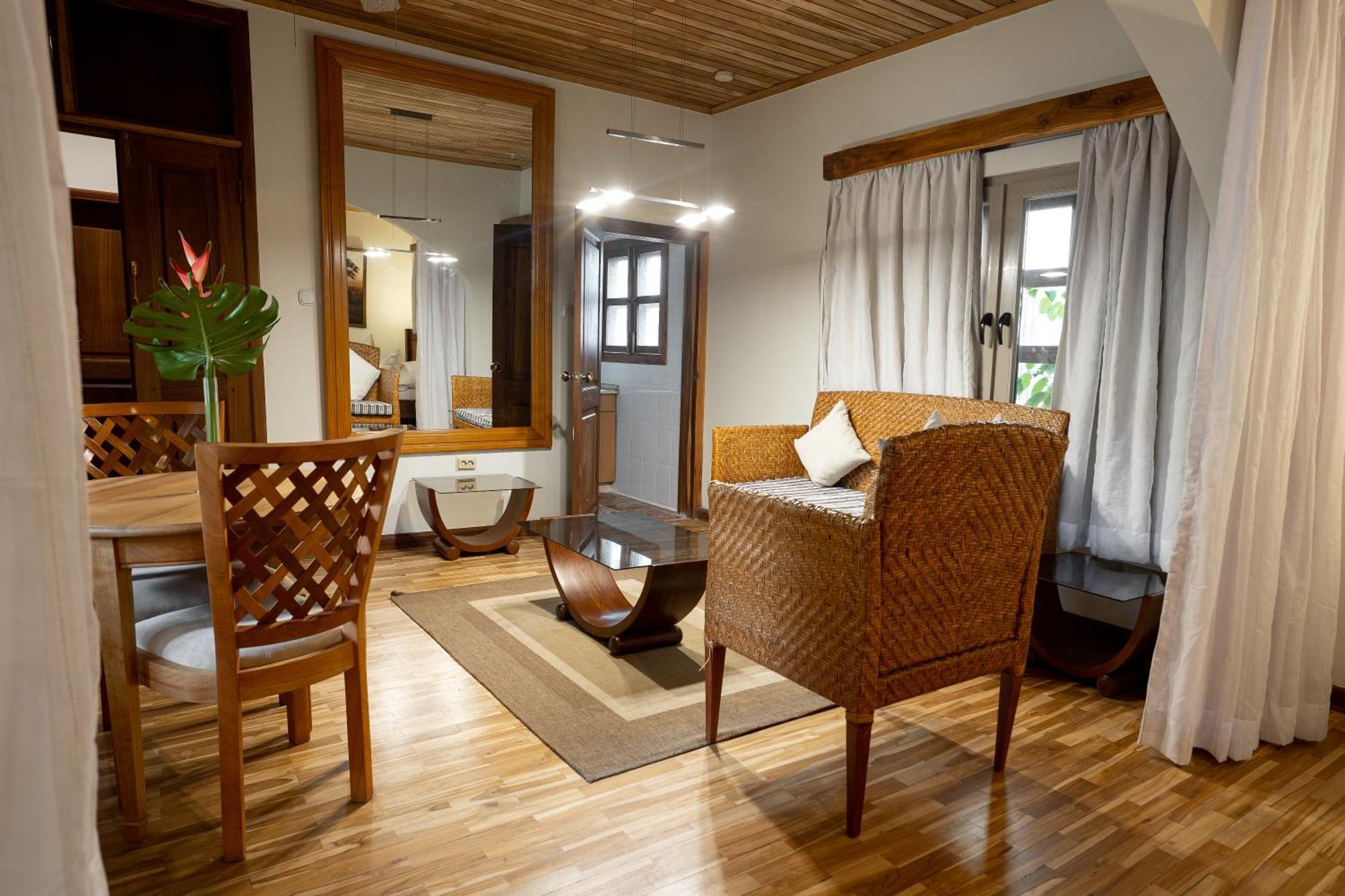 Esther'S Hotel Akra Dış mekan fotoğraf